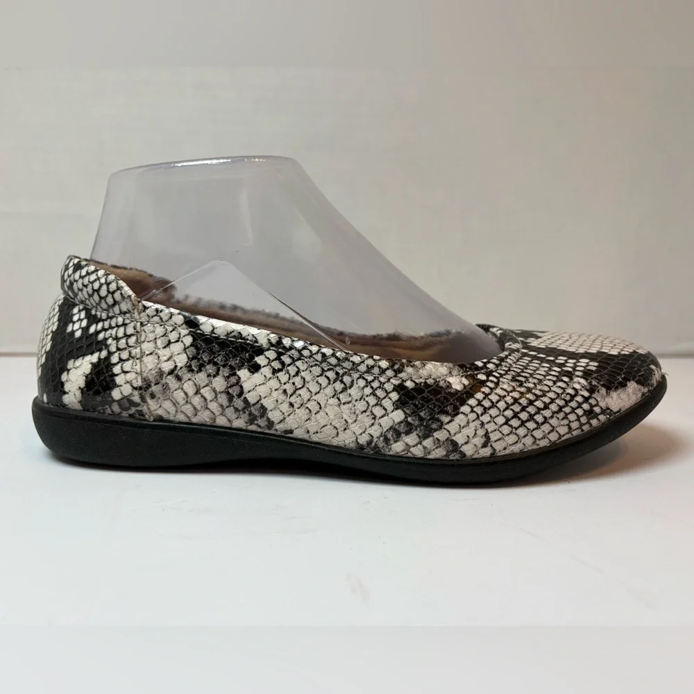 Naturalizer beige & black snakeskin embossed leather slip-on loafers size 6.5M